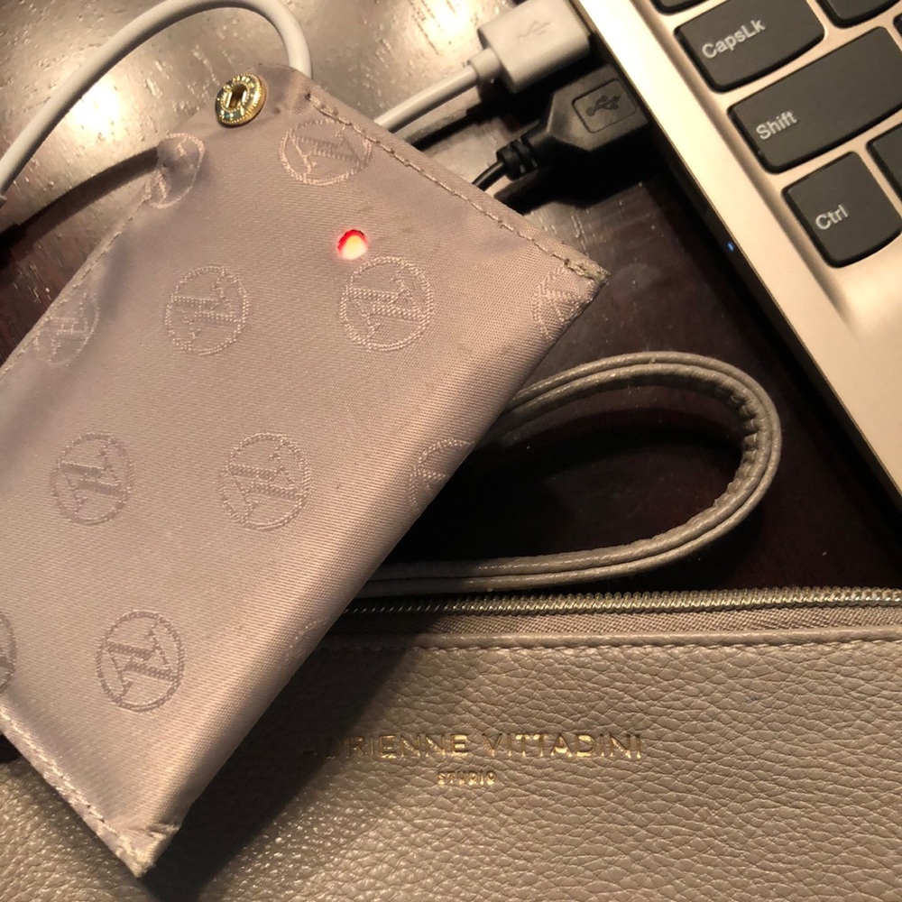 ADRIENNE VITTADINI charging wristlet wallet. - Picture 2 of 8